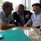 Silván charla animadamente con dos vecinos de la Asunción tras su partida de cartas.