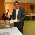Miguel Martínez, cuando se disponía a votar en un colegio electoral de la localidad de Villabalter