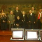 Imagen de familia de los centenarios con el alcalde y varios concejales