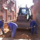 Los operarios trabajan en las obras de mejora de las calles
