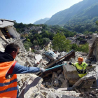 Los efectivos seguían trabajando en la zona devastada por el terremoto. M. P.