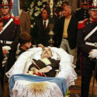 Un niño toca los restos del ex presidente argentino Raúl Alfonsín
