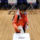 Una mujer deposita su voto en las elecciones de Corea del Sur.