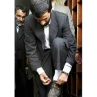 Ahmadineyad se ata los zapatos al salir de una mezquita en Teherán