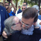 Una militante del PP besa a Mariano Rajoy, el domingo en Soutomaior (Pontevedra).