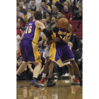 Kobe Bryant y Pau Gasol, durante el partido que enfrentó a su equipo contra los Trail Blazers en Boise.