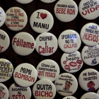 Venta ambulante de chapas con mensajes sexistas, el viernes por la noche en la calle de la Chapitela de Pamplona.