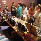 Los artesanos exponen sus colecciones.