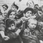 Imágenes de las etiquetas encontradas y de los niños de los campos. WWW.AUSCHWITZ.ORG / HANDOUT