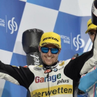 El suizo Thomas Luthi celebra la controvertida victoria en el podio.