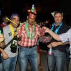 Empleados públicos con collares, gorros y matasuegras hicieron su Nochevieja particular.
