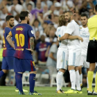 Benzema es felicitado por su gol, con Messi como testigo