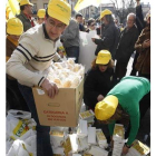 Cientos de personas guardaron turno en Botines para hacerse con pan y leche en la protesta de Ucale