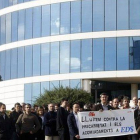 Trabajadores de EDS, filial de Hewlett Packard en Sant Cugat, protestan por los despidos este jueves.