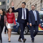 Pedro Sánchez llega al Congreso junto a sus principales colaboradores, este viernes.