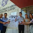 Representantes del Ayuntamiento y de la DO Tierra de León presentaron ayer la feria. MEDINA