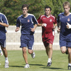 Luis Cembranos dirige un entrenamiento en el área deportiva.