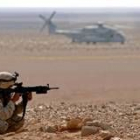 Un marine vigila la llegada de un helicóptero norteamericano a las afueras de Faluya