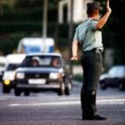 Un agente de la Guardia Civil ataviado con el uniforme regula el tráfico