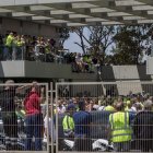 Los estibadores del Puerto de Valencia durante la asamblea informativa de ayer. BIEL ALIÑO