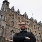 El ingeniero Carlos Castro-González ante el palacio de Botines, en León.