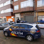Coches de la Policía Nacional en las inmediaciones del domicilio de la víctima.