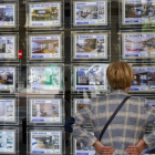 Una mujer observa las ofertas inmobiliarias de una agencia. LUIS TEJIDO