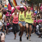 Uno de los participantes en la carrera de tacones de la calle Pelayo, uno de los eventos tradicionales de la fiestas del Orgullo Gay.