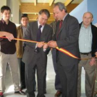 Un momento del corte inaugural de la cinta durante la apertura de la casa de cultura.