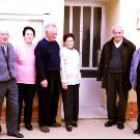 Los jubilados de Villacalabuey posan para la fotografía a la puerta de su local