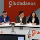 Rivera, entre Villegas y Arrimadas y junto a otros dirigentes de Ciudadanos, durante la reunión del Comité Ejecutivo que han celebrado este lunes.