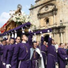 Los cofrades, en el momento de levantar a pulso a la Virgen, ante el santuario.