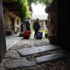 Dos viajeros acceden a la posada real Casa Pepa en Santa Colomba de Somoza. JESÚS F. SALVADORES