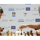 Kasparov (derecha) realiza un movimiento durante el duelo.