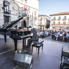 Concierto de piano junto al edificio de Gaudí
