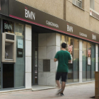 Exteriores de una entidad bancaria. RAÚL CARO