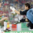 Robbie Keane, frente a Casillas en el partido que enfrentó a Irlanda con España en el Mundial de Corea del 2002.