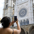 Una turista ante la Catedral. RAMIRO