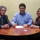 Firma del convenio entre el director de La Caixa y el alcalde, en presencia de la concejala de Mujer.