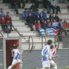 La Deportiva sigue sumando derrotas ante equipos filiales. En la foto, Jonatan Valle cae al suelo en