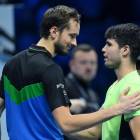 Medvedev felicita a Carlos Alcaraz, que pasa a semifinales. A. D. M.