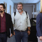 Los líderes autonómicos de Podemos, Pablo Fernández (d), y de IU, José Sarrión (i), comparecen en una rueda de prensa con el diputado de Unidos Podemos Juantxo López Uralde.
