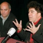 El director Pedro Almodóvar junto su hermano Agustín