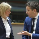 La ministra sueca de Finanzas, Magdalena Andersson, conversa con Jeroen Dijsselbloem. OLIVIER HOSLET