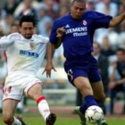 Pablo Alfaro intenta arrebatarle el balón a Ronaldo en una de sus penetraciones