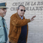 El exdirigente del PP Carlos Fabra a la salida de la Audiencia Provincial, en noviembre del 2014.
