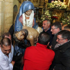 Los camareros de la Virgen del Mercado descienden la talla de la Piedad para prepararla para la inmemorial procesión de la Dolorosa de hoy.