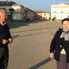 El alcalde habla con una vecina en el puente, uno de los pocos sitios donde hay cobertura móvil