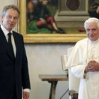 El primer ministro británico, Tony Blair, ayer, con el Papa en El Vaticano