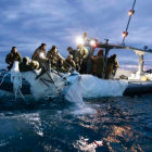 Fotografía cedida por la Armada de Estados Unidos donde aparecen unos marineros asignados al Grupo 2 de Eliminación de Artefactos Explosivos mientras recuperan el globo de vigilancia chino del mar. US NAVY